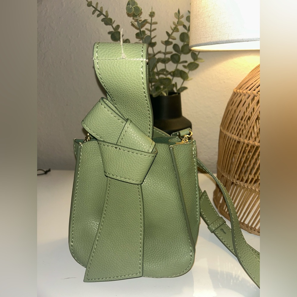 Zac Posen handbag crossbody +dust bag. Tags are not attached
7”x8.5” depth 3.5”